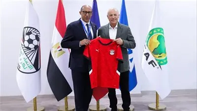 أبو ريدة يلتقي نظيره الفرنسي فيليب ديالو ويهديه درع الاتحاد وقميص المنتخب