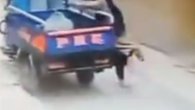 كاميرات المراقبة توثق الجريمة.. فتاة سكندرية تتعرض للسرقة والسحل في وضح النهار 