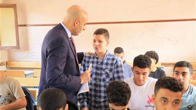 “ عبد اللطيف” يشيد بانضباط سير العملية التعليمية بمدارس إدارة الباجور