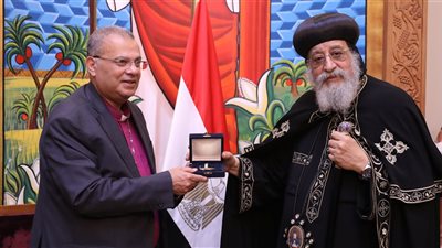 رئيس الطائفة الإنجيلية يهنئ البابا تواضروس بعيد القيامة
