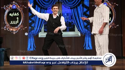 نجوم الفن والثقافة يشاهدون 