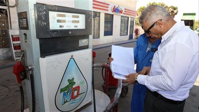 محافظ أسوان يفاجئ محطة وقود للتحقق من صرف محروقات دون تصاريح