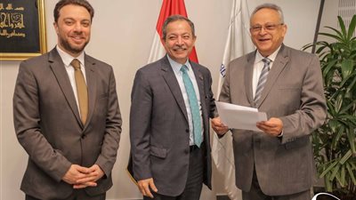 إهداء كتب الرئيس الفلسطيني لمكتبة الإسكندرية