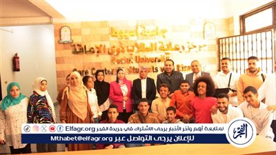 طلاب ذوي الهمم بجامعة أسيوط في لقاء مفتوح مع الناقد عماد يسري للتعرف على مسابقة قمة ميديا مصر