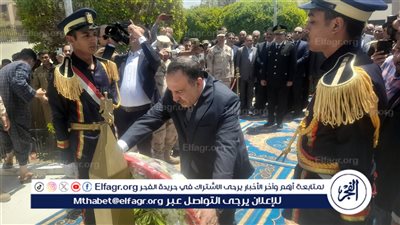 محافظ أسيوط يضع إكليل من الزهور على النصب التذكارى لشهداء قرية بنى عدى بمناسبة الاحتفال بالعيد القومى للمحافظة 