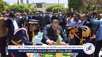 محافظ أسيوط ومدير الأمن يضعان إكليل الزهور على النصب التذكاري بقرية بني عدي بمنفلوط احتفالًا بالعيد القومي 