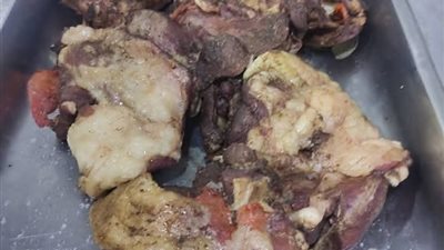 ضبط 100 كجم مانجو ولحم غير صالح داخل مصنع غير مرخص بالعبور