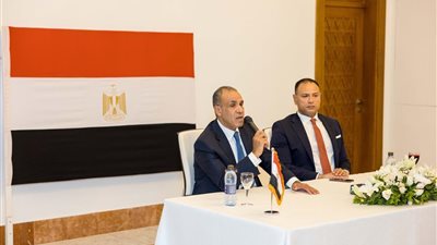 وزير الخارجية والهجرة يلتقي عدد من ممثلي الجالية المصرية في تونس