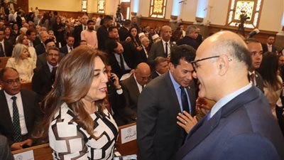 محافظ القليوبية يشارك الأقباط فرحة عيد القيامة بالكنيسة الإنجيلية
