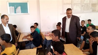 مدير تعليم قوص يشيد بضغيان المساحة الخضراء بحدائق مدارس خزام