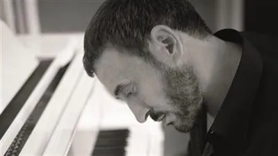 كاظم الساهر يثير الجدل بصورته مع «صديق وحدته»‏