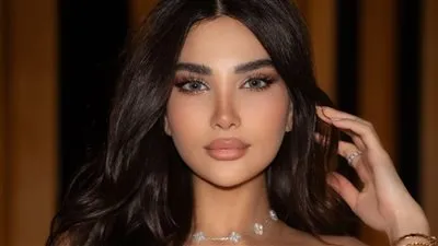 شيراز تتألق بإطلالة مستوحاة من التسعينات وتستعد لمفاجآت غنائية في مصر (صور)