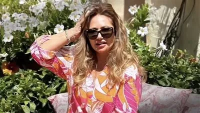 بفستان ملئ بالورد.. ليلى علوي تحتفل بـ شم النسيم 