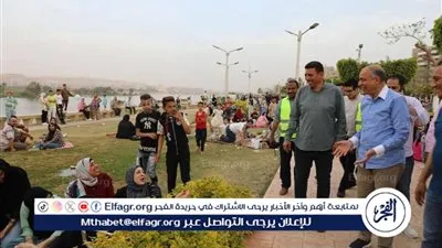 محافظ المنيا يتفقد كورنيش النيل ويشارك المواطنين الاحتفال بشم النسيم وأعياد الربيع