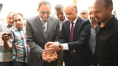 محافظ قنا يتفقد صومعة الترامسة ويُطلق إشارة بدء موسم حصاد القمح من إحدى مزارع دندرة