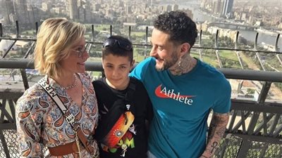 أحمد الفيشاوي مع زوجته وابنه الألماني في جو عائلي 