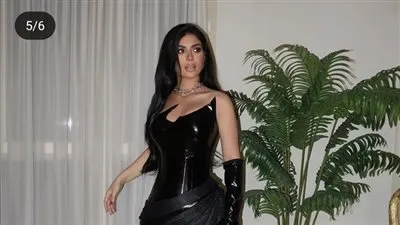 كارولين عزمي تخطف الأنظار بفستان أسود طويل 