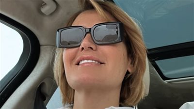 بشعر قصير.. هنا شيحة تبهر متابعيها من داخل سيارتها 