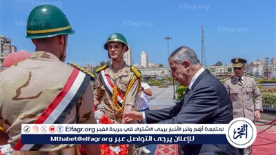 محافظ الإسكندرية وقائد المنطقة الشمالية العسكرية يضعون أكليل الزهور على النصب التذكاري للشهداء