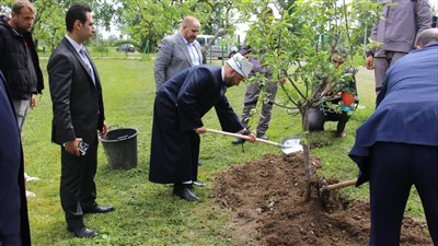 وزير الأوقاف يغرس شجرة مثمرة بمحيط الجمعية الإسلامية والنصب التذكاري للشهداء بزغرب