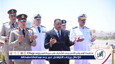 محافظ مطروح يضع إكليل الزهور على النصب التذكاري للجندي المجهود بمناسبة أعياد تحرير سيناء.