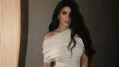 كارولين عزمي تخطف قلوب متابعيها بفستانها الأبيض