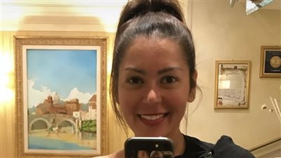 لقاء الخميسي تخطف الأنظار بفستان أسود