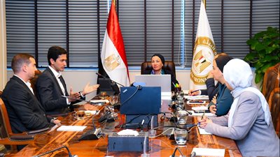 وزيرة البيئة تلتقى مؤسسى جمعية حماية البيئة البحرية