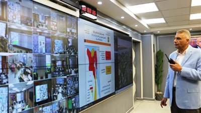 من داخل مركز السيطرة.. محافظ أسوان يتابع موقف الأحوال الجوية