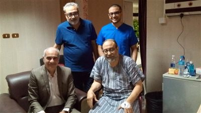 رئيس جامعة أسوان يزور المدير التنفيذي للمستشفيات الجامعية بعد حادث