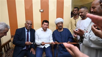 ضمن جولته بمحافظة أسوان... وزير الشباب والرياضة يلتقي مشايخ العبابدة بمدينة دراو بأسوان لبحث المتطلبات