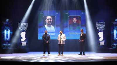 إهداء درع مهرجان الإسكندرية للفيلم القصير إلى الفنان سيف الحسناوي