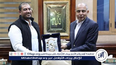 محافظ المنيا يكرم صاحب مبادرة مجتمعية لدعم منظومة النقل فى قرى ديرمواس