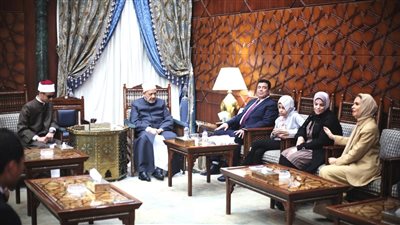 شيخ الأزهر يستقبل والدة الطالب الأزهري 