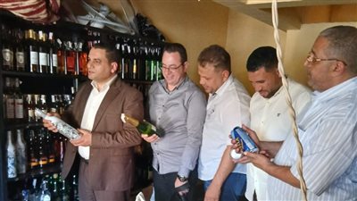 ضبط 7000 زجاجة مشروبات كحولية داخل منشأة غير مرخصة بمدينة الشيخ زايد