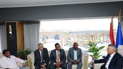  لقاء الدكتور محافظ أسوان بأعضاء الإتحاد المحلى لنقابات العمال 