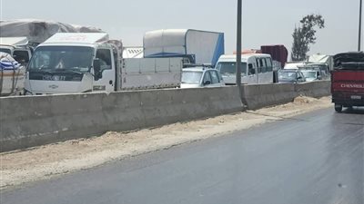 توقف الحركة المرورية بسبب انقلاب سيارة نقل بالطريق الزراعي بالقليوبية