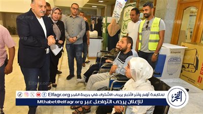 محافظ أسيوط يسلم كراسي متحركة وسماعات طبية للأطفال من ذوي الإعاقة وأجهزة للعرائس 