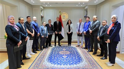 وزيرة التضامن الاجتماعي تكرّم اللجنة العليا للتشريعات تقديرًا لجهودها في تطوير المنظومة القانونية للوزارة