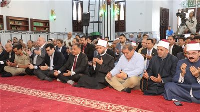 في ذكرى مولده...وزير الأوقاف ومحافظ الشرقية يؤديان صلاة الجمعة بمسجد الدكتور عبد الحليم محمود بقرية السلام