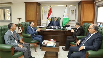 محافظ الجيزة يلتقي بأعضاء اللجنة العليا لتراخيص المحال لتحديث المنظومة