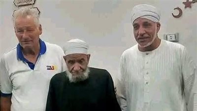 سائح ألماني يشهر إسلامه في ساحة الشيخ الرملي بالأقصر