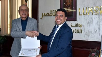 بنسبة انجاز 100%..محافظ الأقصر يكرم الموظفين المتميزين بالإدارة العامة للشئون القانونية.. تقديرًا لجهودهم 