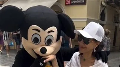 بسمة وهبة تشعل شوارع اليونان برقص مع ميكي 