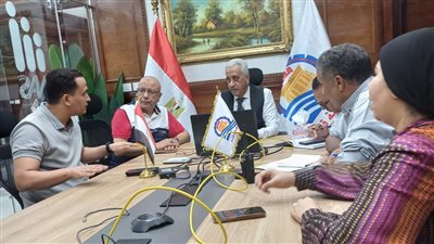 عبر الفيديو كونفرانس.. سكرتير عام قنا يتابع تراخيص وحدات 
