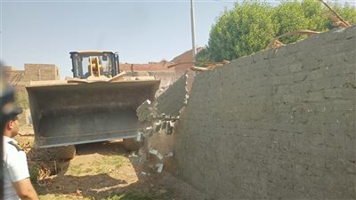 ضمن فاعليات الموجة 26.. إزالة 8 حالات تعدى على الأراضي الزراعية بمركز الوقف في قنا