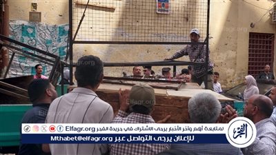 حملة مكبرة لإزالة إشغالات الباعة الجائلين بمنطقتى القيسارية والسكة الجديدة بحى غرب أسيوط 