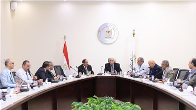 عاشور:يعقد اجتماعًا مع أعضاء اللجنة الوزارية لتعيين أعضاء هيئة التدريس والهيئة المعاونة بالمعاهد العليا