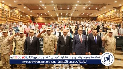 خلال احتفال جمعية المحاربين القدماء بيوم الشهيد محافظ المنيا يكرم عددًا من أسر الشهداء والمصابين