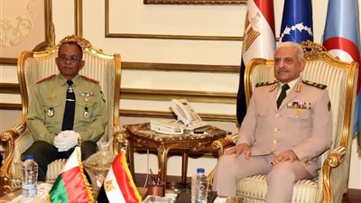 القائد العام للقوات المسلحة وزير الدفاع والإنتاج الحربى يلتقى وزير الدفاع بدولة مدغشقر 